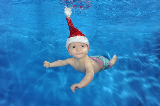 圣诞宝宝水下游泳照