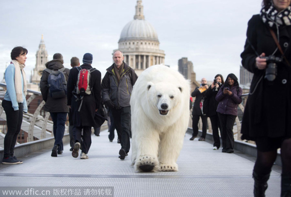 伦敦街头惊现“北极熊” 形象逼真吓坏路人