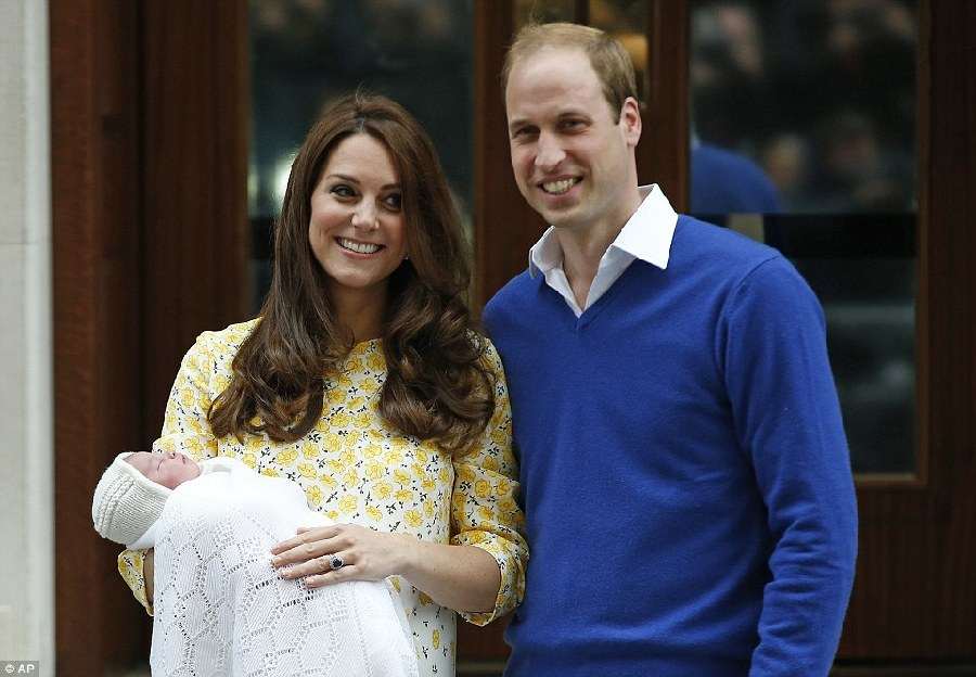 英国小公主出生10小时后露面