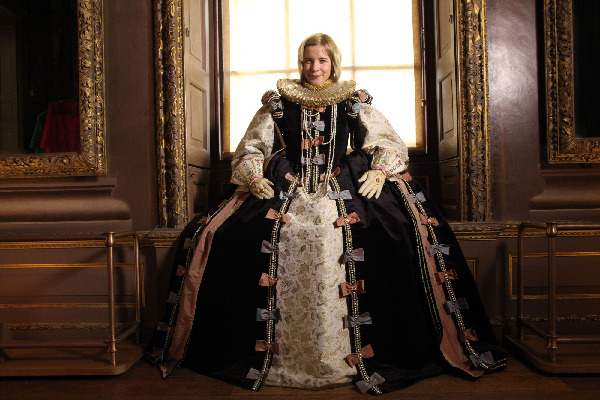 BBC纪录片揭秘400年王室服饰