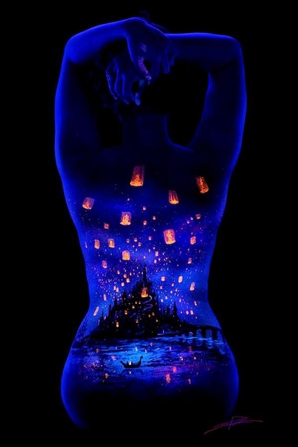 艺术家创造荧光人体彩绘