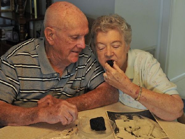 美夫妇奇葩纪念日传统 1955年的婚礼蛋糕一吃60年