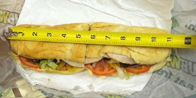 赛百味将配尺测量三明治尺寸确保“足斤足两”