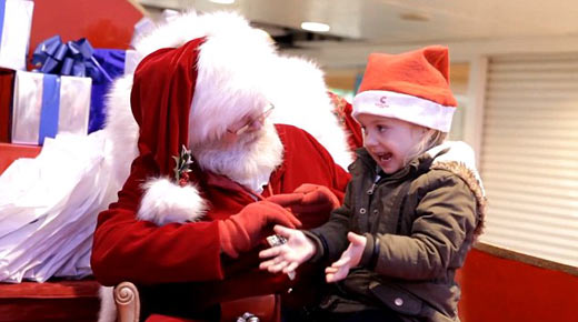圣诞老人用手语问听力障碍的小女孩想要什么礼物