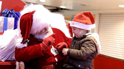 圣诞老人用手语问听力障碍的小女孩想要什么礼物