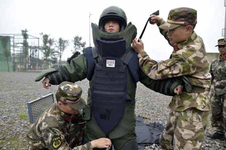 Bomb disposal experts wear 26kg suit