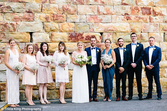 澳洲新人结婚流行“男伴娘”混搭“女伴郎”