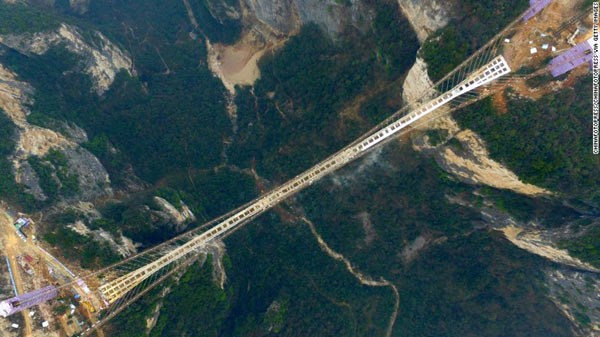步步惊心：张家界将开放世界最长最高玻璃桥