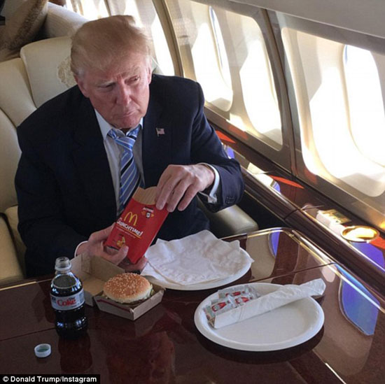 特朗普吃麦当劳喝可乐庆祝初选获胜