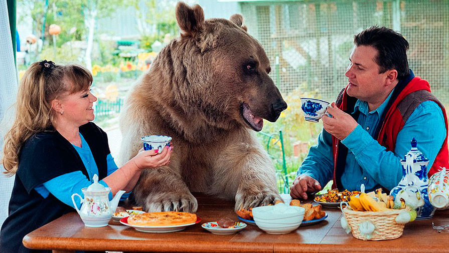 俄夫妇和大棕熊共同生活20余载 其乐融融画面温馨（组图）