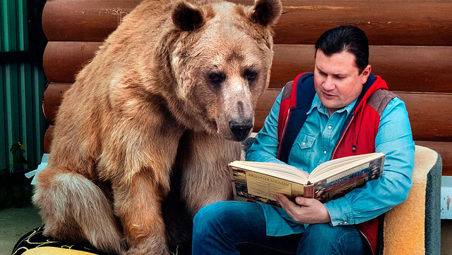 俄夫妇和大棕熊共同生活20余载 其乐融融画面温馨（组图）