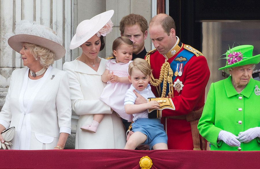 英女王90大寿庆典：女王绿衣出席 夏洛特公主抢镜（组图）