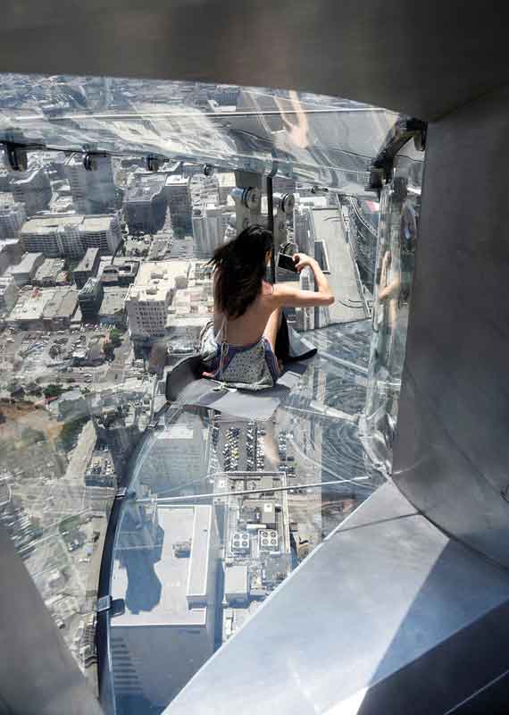 玩儿的就是心跳：洛杉矶玻璃滑梯离地305米