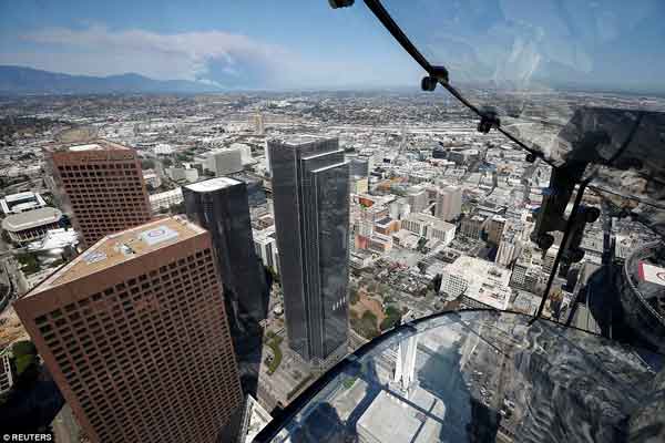 玩儿的就是心跳：洛杉矶玻璃滑梯离地305米