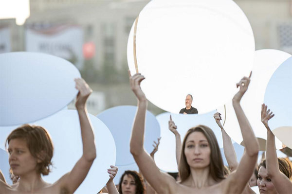 百位女性裸体拍照 反对特朗普