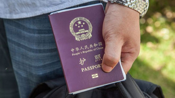 中国游客丢钱包 误入德国难民营