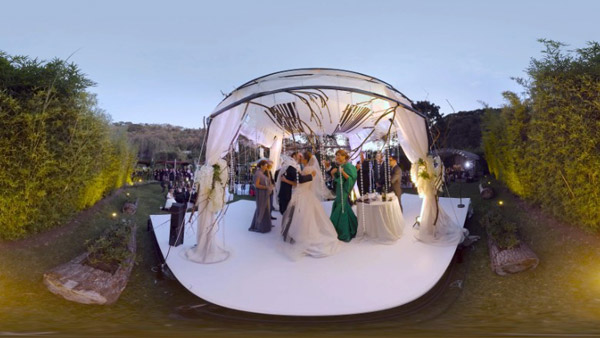 美新人举行虚拟现实婚礼 随时随地重温最美时光
