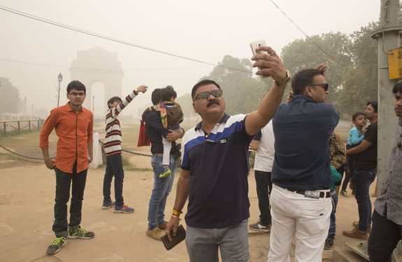 新德里污染太严重 市民兴起“雾霾自拍”