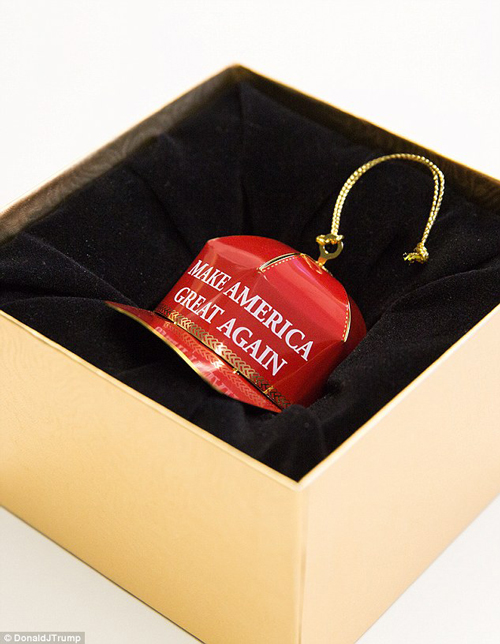 特朗普团队推出小红帽同款圣诞挂件 售价149美元遭疯抢