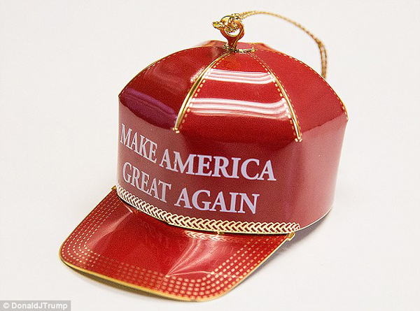 特朗普团队推出小红帽同款圣诞挂件 售价149美元遭疯抢