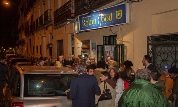 西班牙罗宾汉餐厅'劫富济贫'