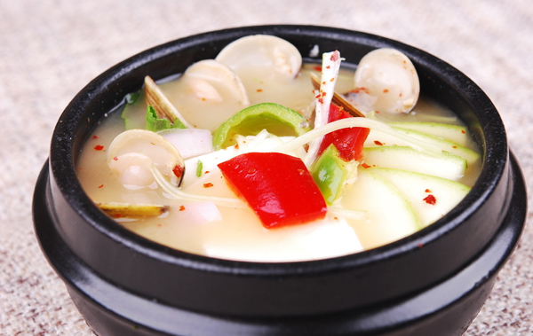 韩餐馆菜单辣度标示惹争议 “白色食品”代表不辣被指歧视