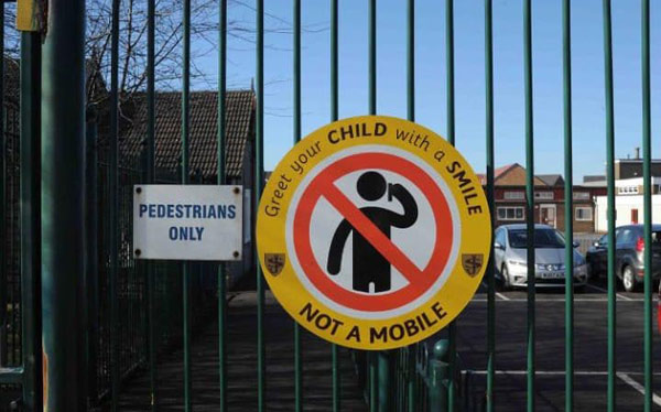 英小学禁止家长在校门口使用手机：请用微笑迎接你的孩子