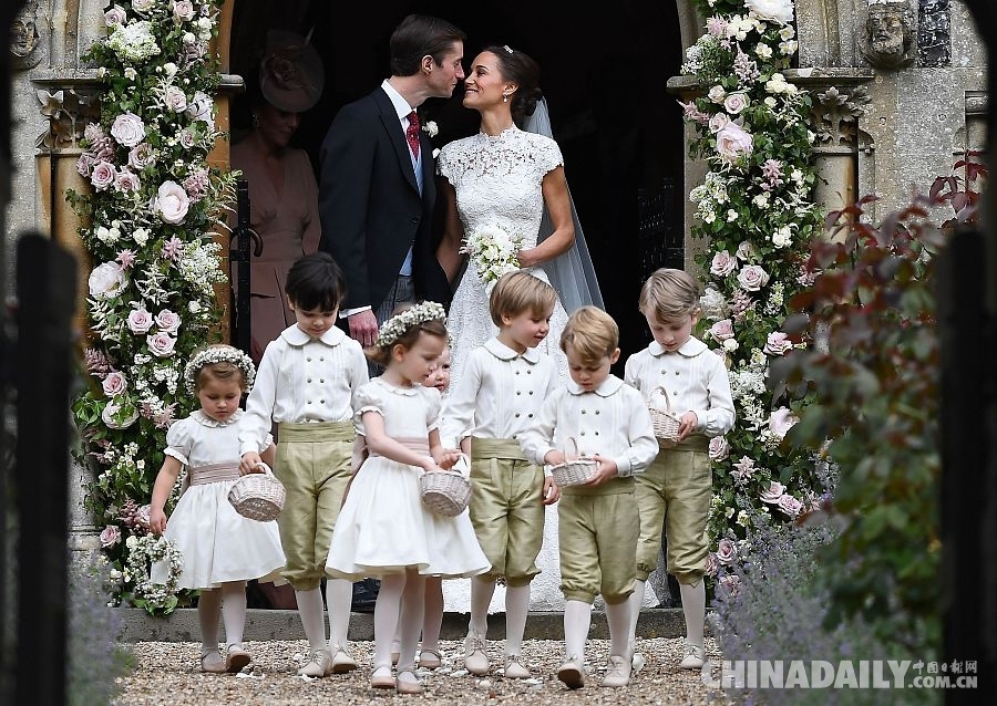 英国凯特王妃妹妹举行盛大婚礼 小王子兄妹当花童很抢镜（组图）