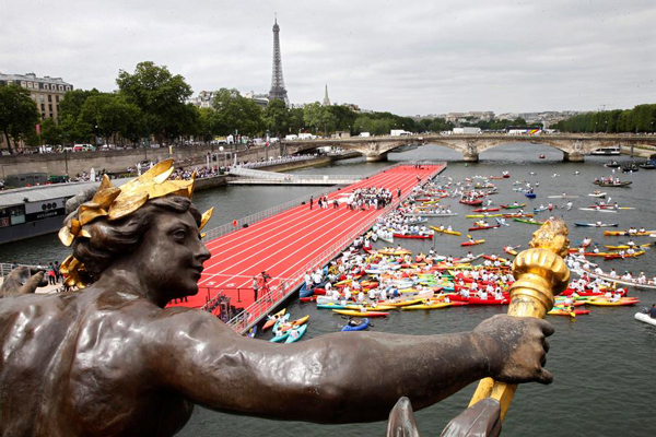 巴黎为申奥把整个市中心变运动场 塞纳河上建跑道