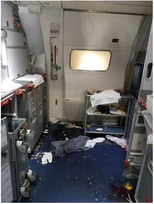 美国乘客滋事欲开舱门 被空姐两酒瓶砸头