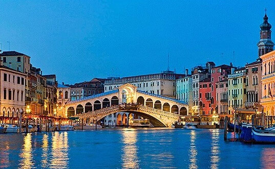 威尼斯颁布旅游新规：运河勿游泳，桥上不久留