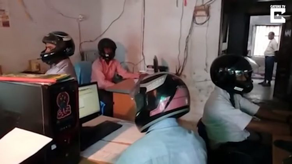印度一政府办公楼成危楼 员工带头盔上班防被砸