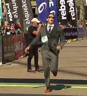 澳洲帅哥穿西装跑马拉松 打破世界纪录