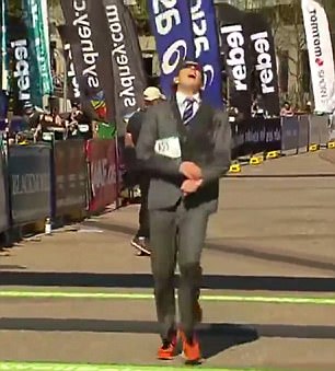 澳洲帅哥穿西装跑马拉松 打破世界纪录