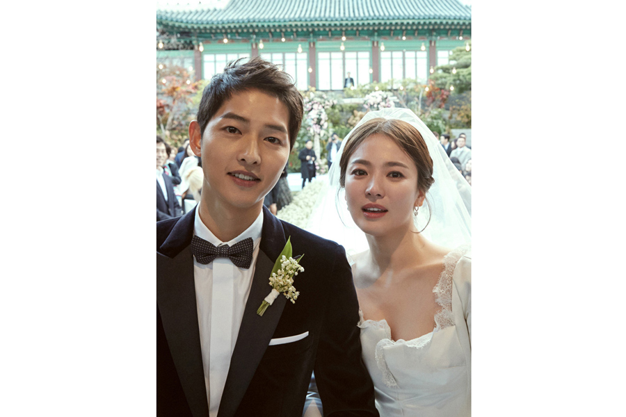 “双宋”在首尔举办婚礼 甜蜜照片回顾（组图）