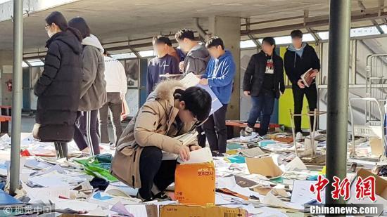 韩国高考因地震突然推迟 学生垃圾堆找书 整容手术改约……
