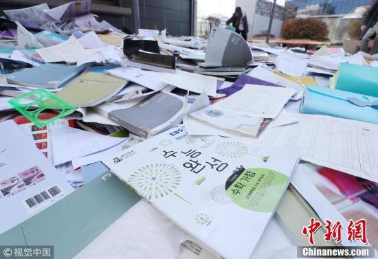 韩国高考因地震突然推迟 学生垃圾堆找书 整容手术改约……