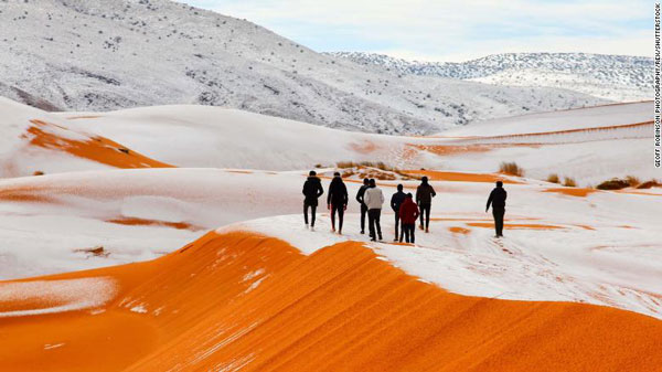 “全球最热”的撒哈拉沙漠下雪了，积雪厚度近半米