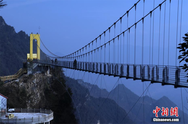四川八台山建世界最高玻璃桥 你敢去走走吗？