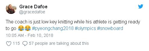 真淡定！芬兰教练冬奥赛场打毛线 四年前索契他就这么干