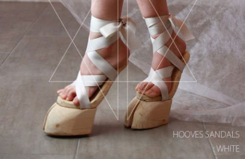 日本购物网站推出牛蹄子凉鞋一双2600元仍排