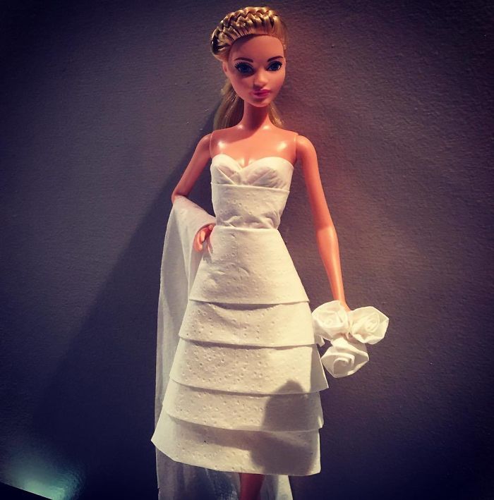 用卫生纸给芭比娃娃做的婚纱 你最喜欢哪一件?(组图)