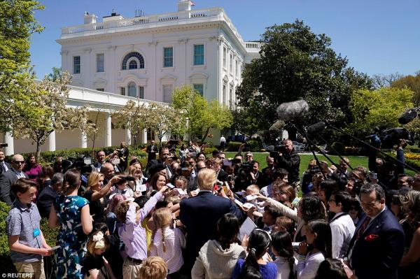 白宫举办“带孩子上班日” 特朗普不忘揶揄记者