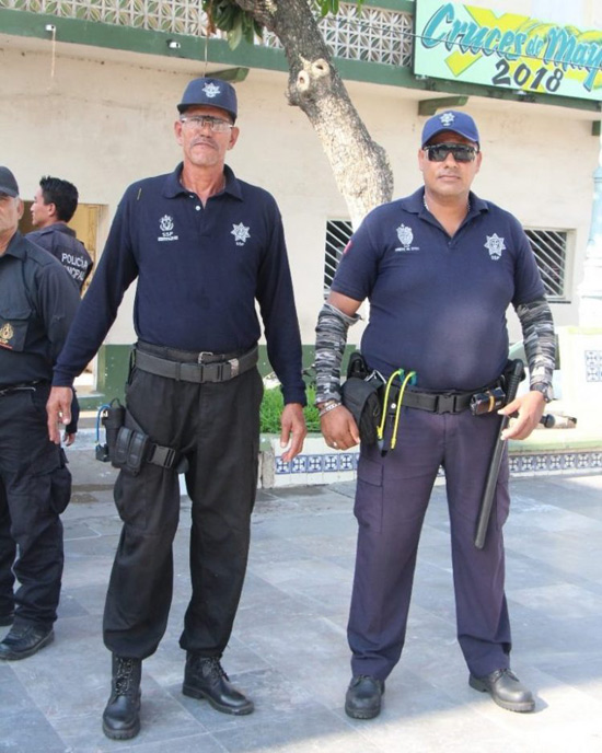 没有配枪 墨西哥警察局给警员配备弹弓