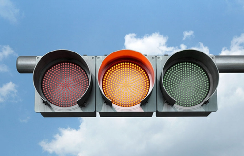 交通信号灯为何用红色、黄色和绿色？