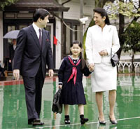 日本：爱子公主首日入学 笑脸盈盈