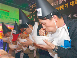 韩国“黑色情人节” 孤单的人也狂欢