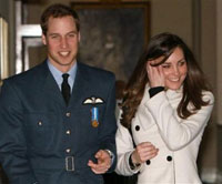 威廉王子成为飞行员 米德尔顿现身毕业典礼