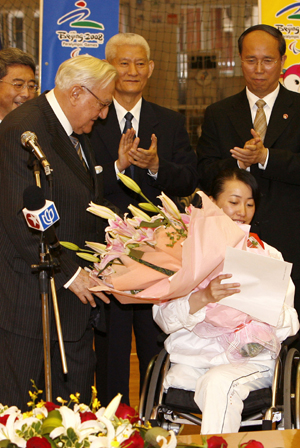 French Senate President conveys Sarkozy's sympathy note to Chinese torch bearer<BR>