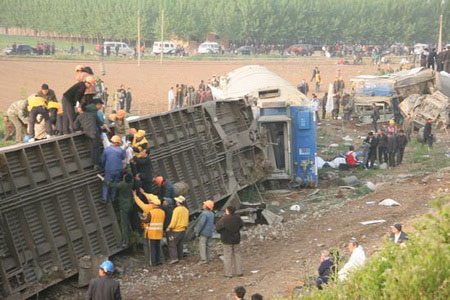 Two trains collide in east China, 70 dies